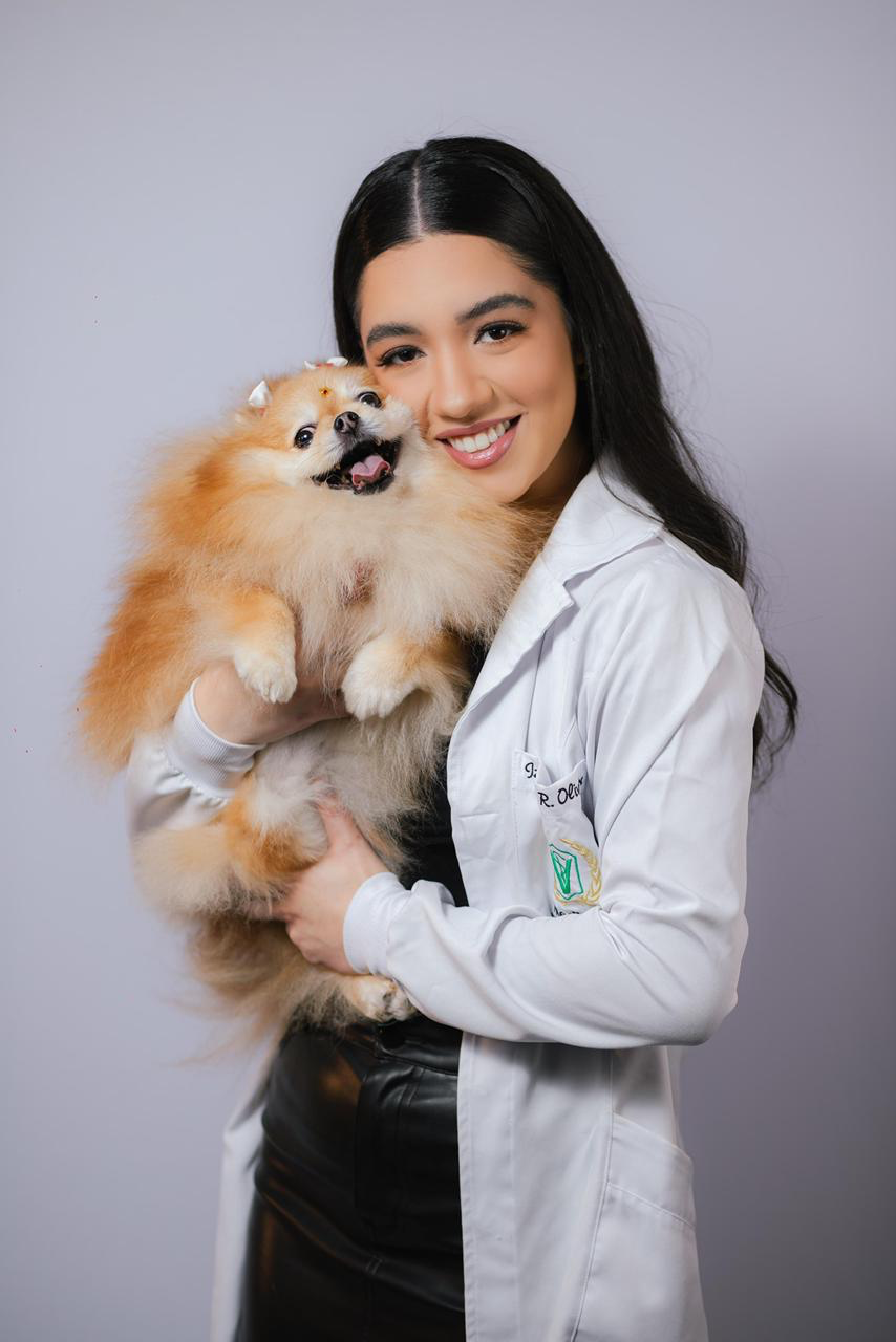 Izadora sorrindo com Spitz Alemão