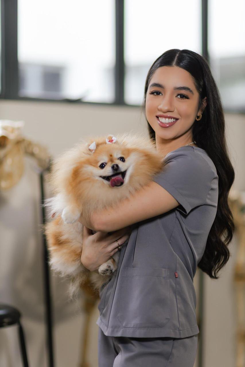 Izadora com scrub veterinário e Spitz Alemão